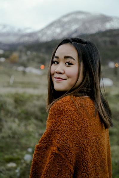 女性选择性聚焦摄影